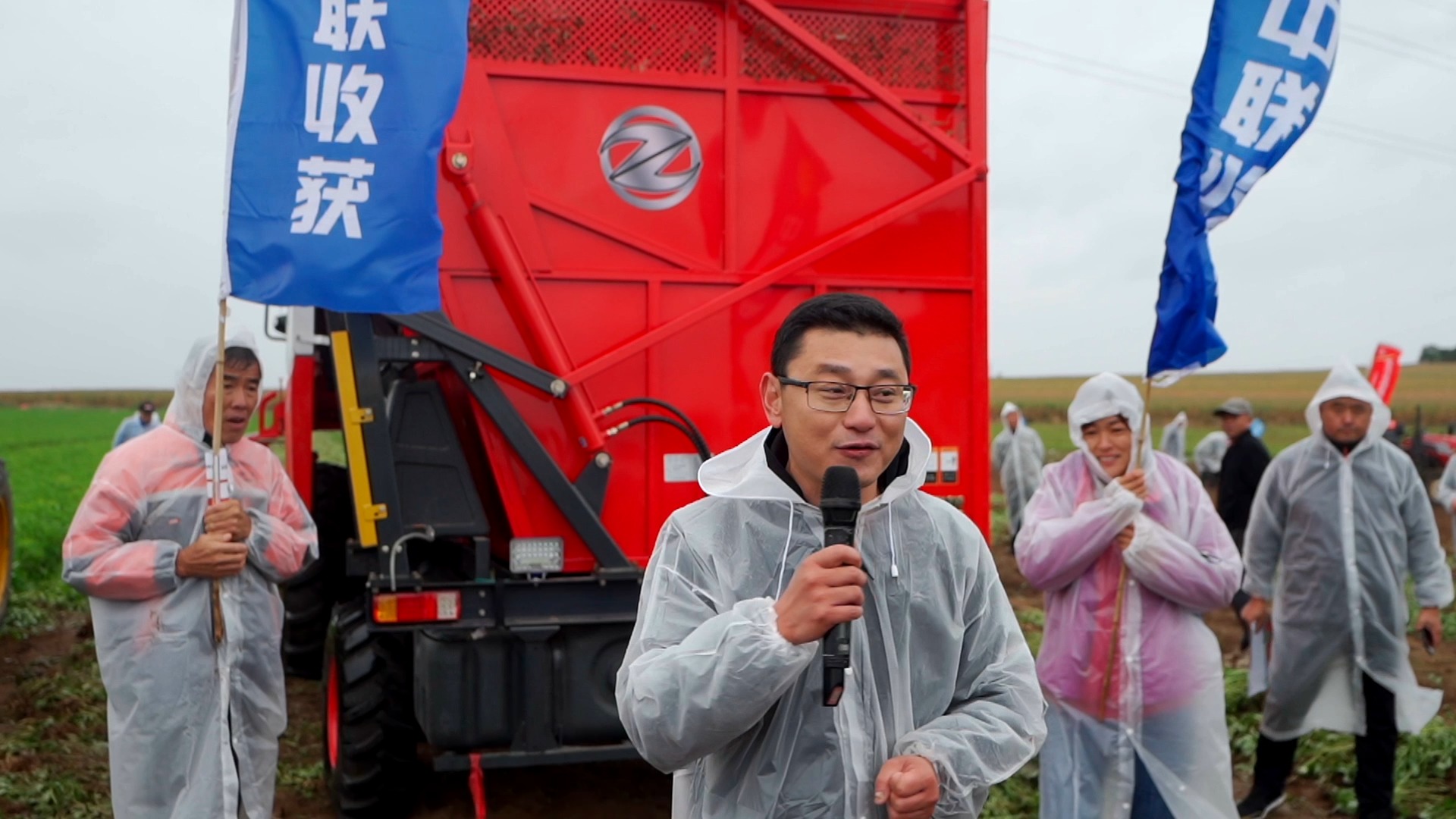 中聯(lián)收獲花生機(jī)遼寧阜新地頭展