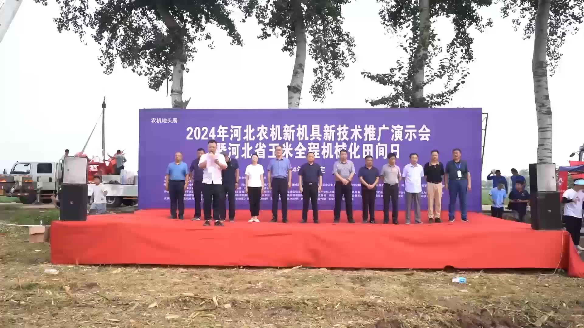 中聯(lián)收獲花生機(jī)河北地頭展